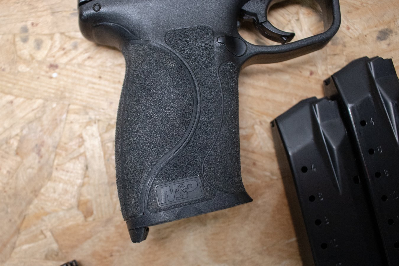 SMITH AND WESSON M&P40 M2.0 40 S&W Police Trade-In Pistols with Night Sights (Very Good Condition)